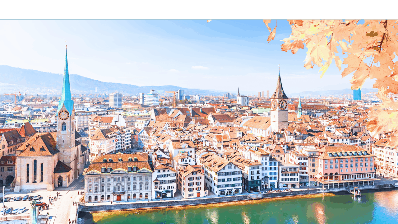 Blick über die Zürcher Altstadt mit Fraumünster, St. Peter und der Limmat